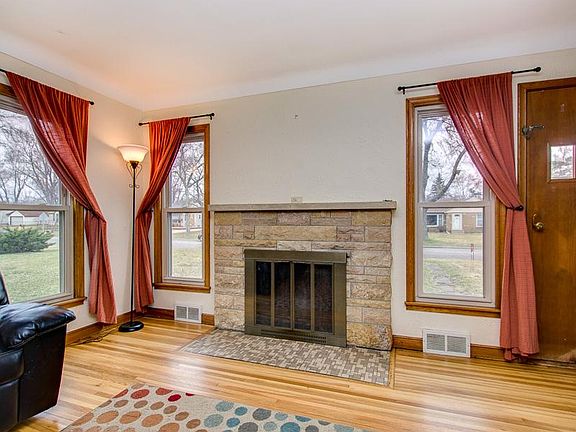 5th image of 756 Sandhurst Dr W
