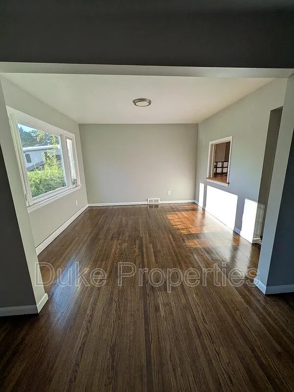 3 bed, 1.5 bath, 1394 sqft, $2,300 — Photo 2
