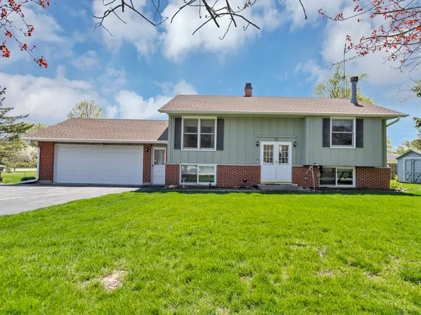 16 W Carol Ave, Cortland, IL 60112