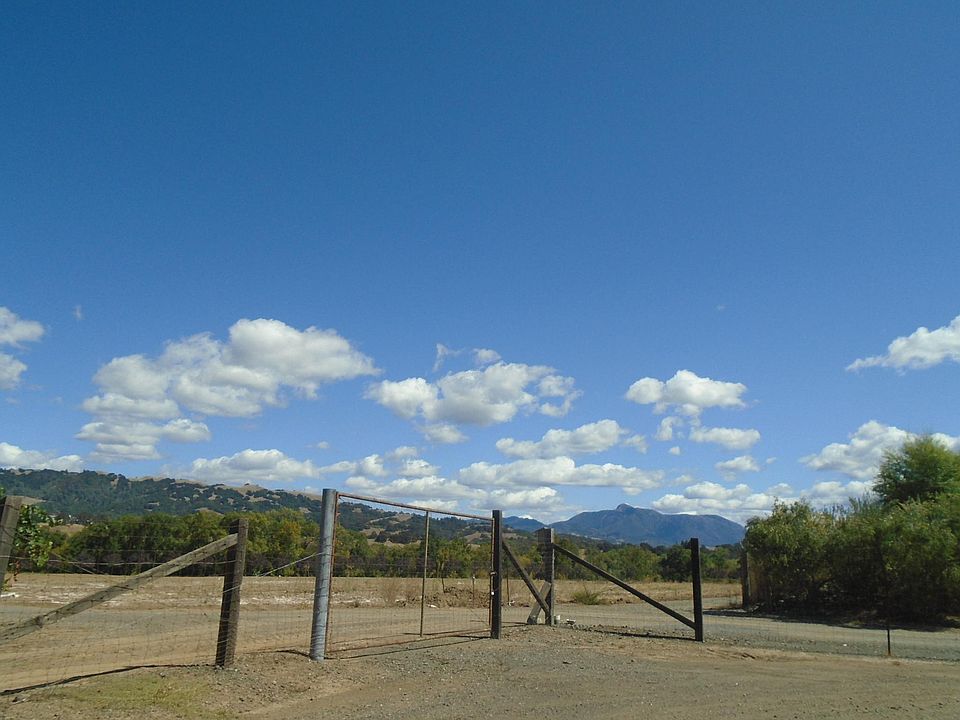 Alexander Valley, 5 miles from Healdsburg