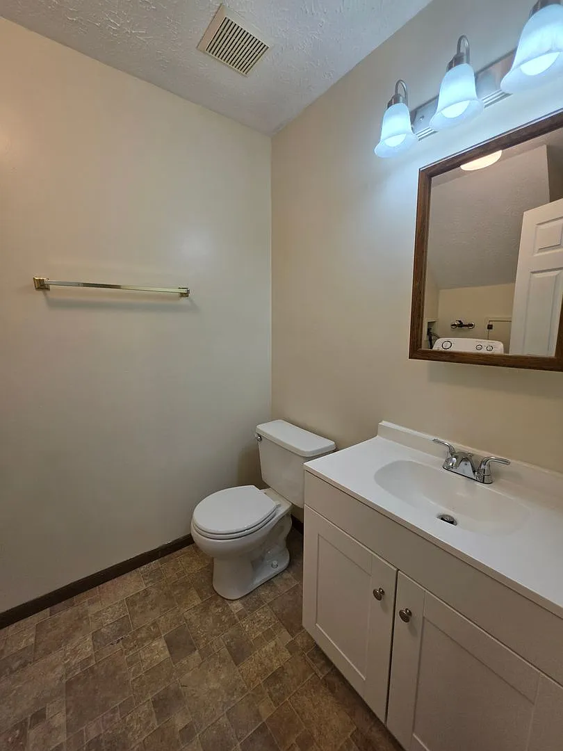 Kent-2 Bedroom 1.5 Bath — Photo 4