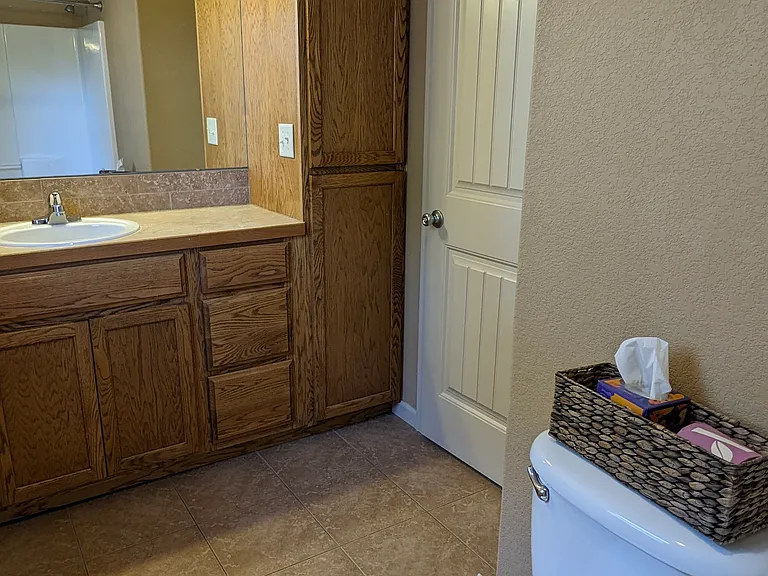 Private full bathroom (with linen closet)