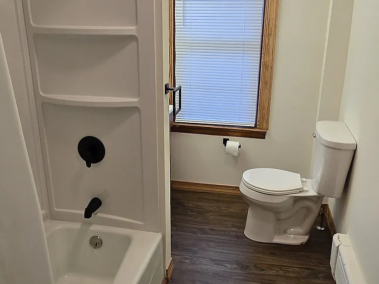 325 W Spring St — Photo 12