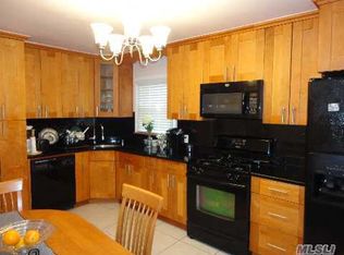 677 Dauntless Pkwy, Elmont, NY 11003