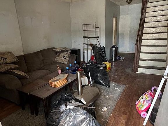 2nd image of 3046 Rosehill St