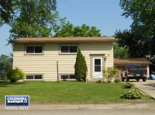 15 Circle Dr W, Montgomery, IL