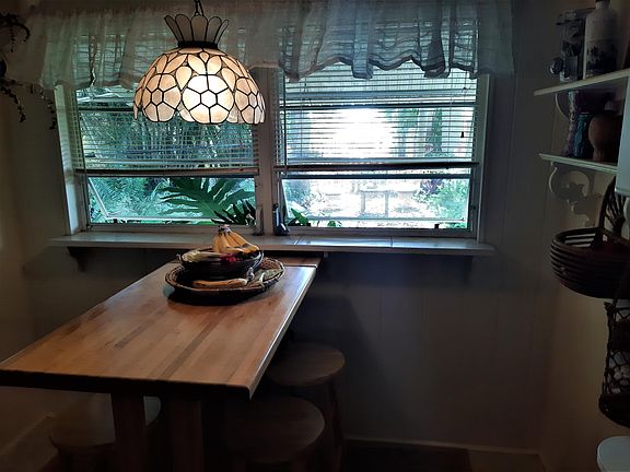 3rd image of 935 NE Banyan Tree Dr
