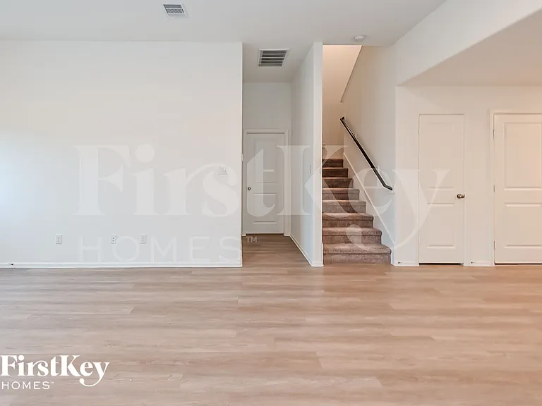 501 Maple Bend Ln — Photo 3