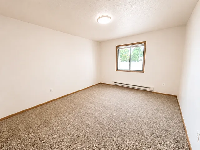 Greenbrier Apartments — Photo 18