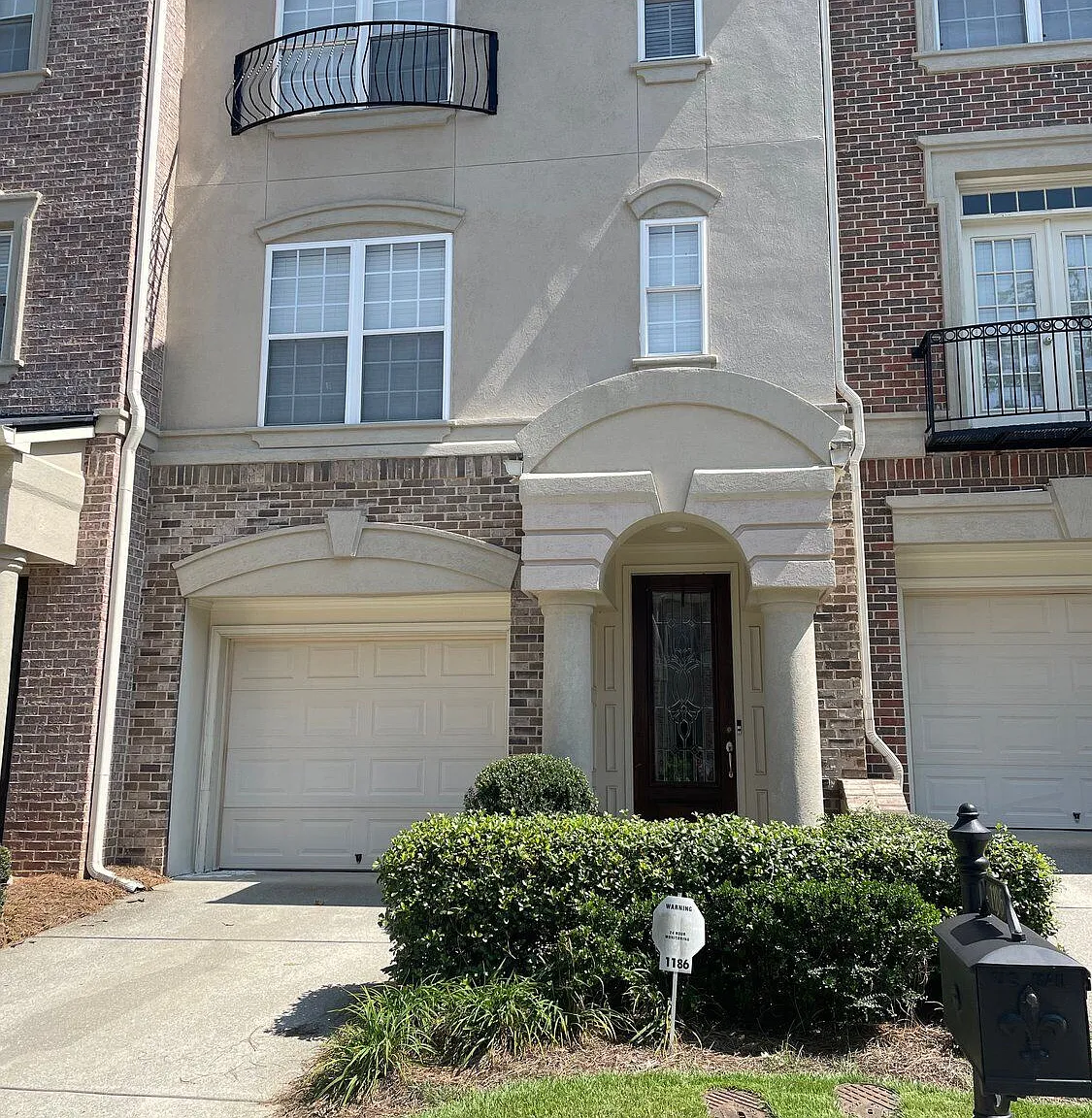 3 bed, 3.5 bath, 2000 sqft, $2,950 — Photo 2