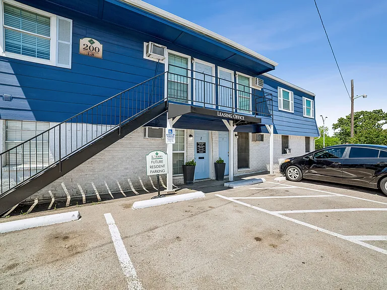 L ABRI APARTMENTS — Photo 9