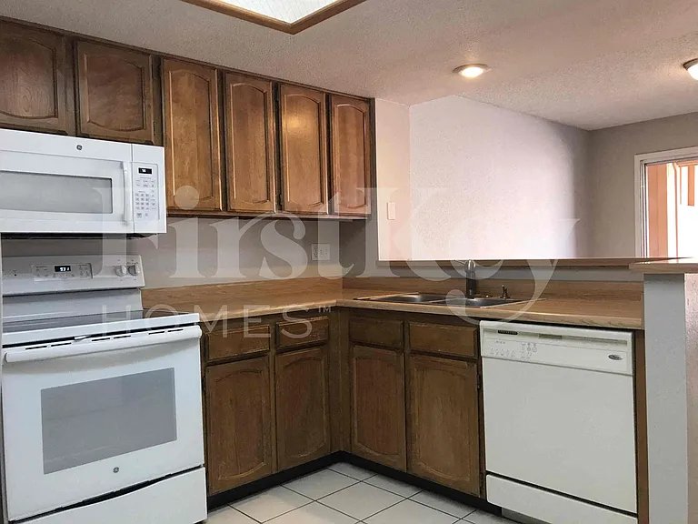 526 E Topeka Dr — Photo 9