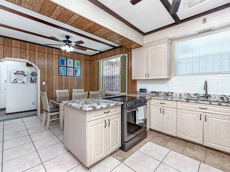 2524 W Leroy St — Photo 8