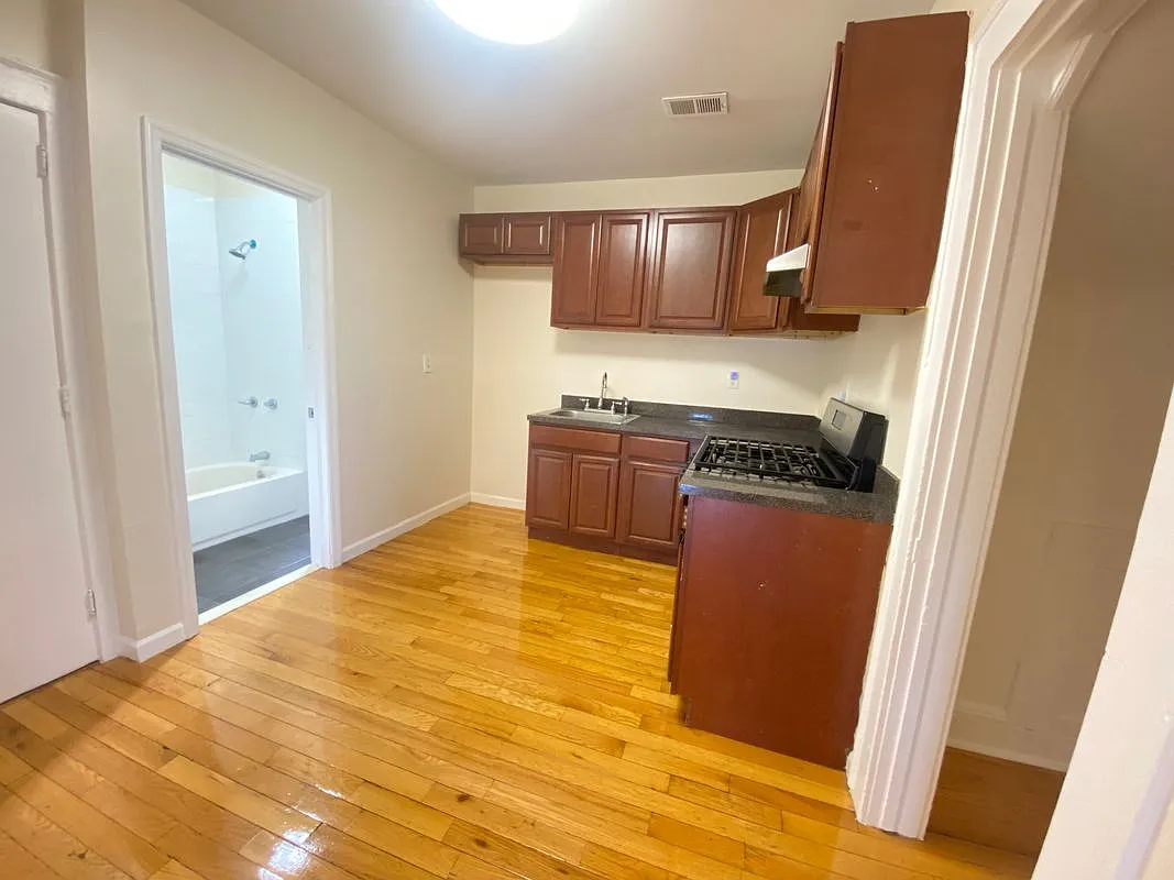 2 bed, 1.0 bath, 999 sqft, $2,000 — Photo 3