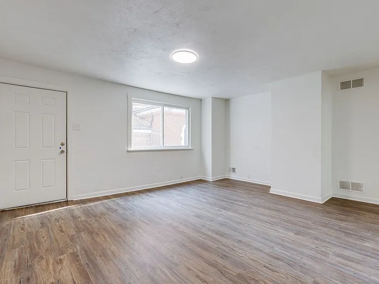 819 Proctor Way — Photo 3