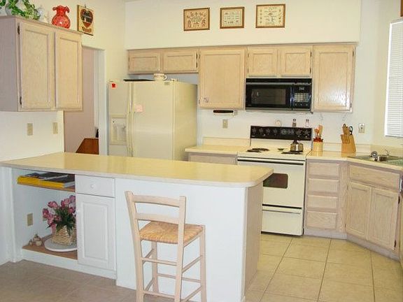 Great kitchen with light cabinetry