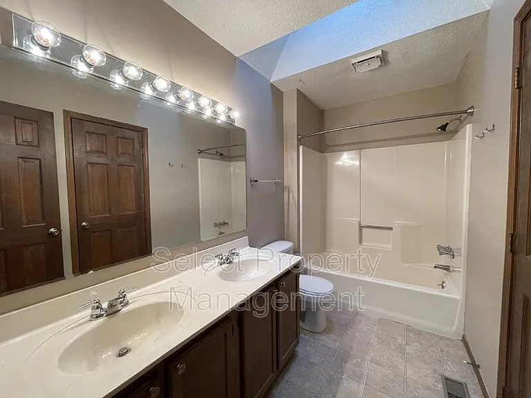 4904 Pinebrook Dr — Photo 15