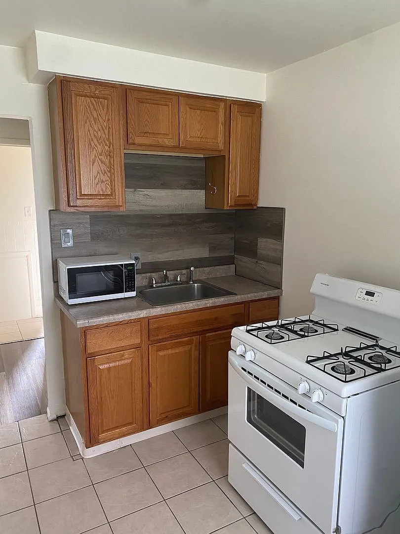 Airport Apartments (DCP Venture 3 LLC) — Photo 1