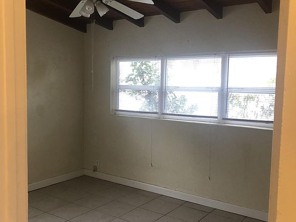 5th image of 17 Essex Dr