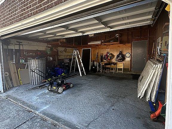 Big garage - upper shelving 