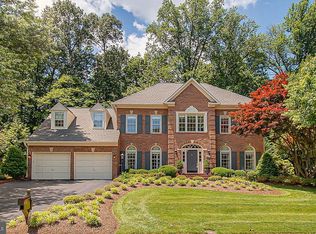 1114 Round Pebble Ln, Reston, VA 20194