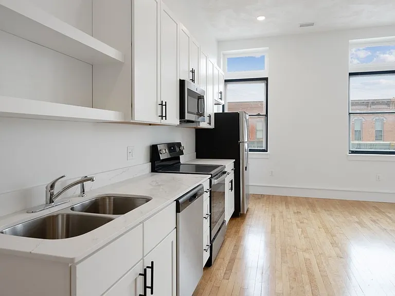 90 E Bremer Ave — Photo 9