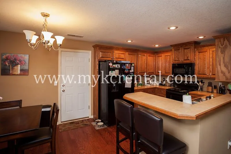 4228 Mission Rd. — Photo 3