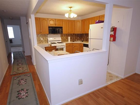 5th image of 11 Cove Ln APT 2B