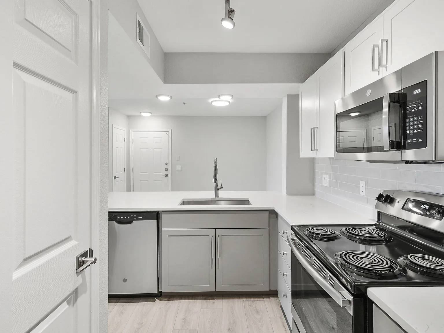 Lennox — Photo 2