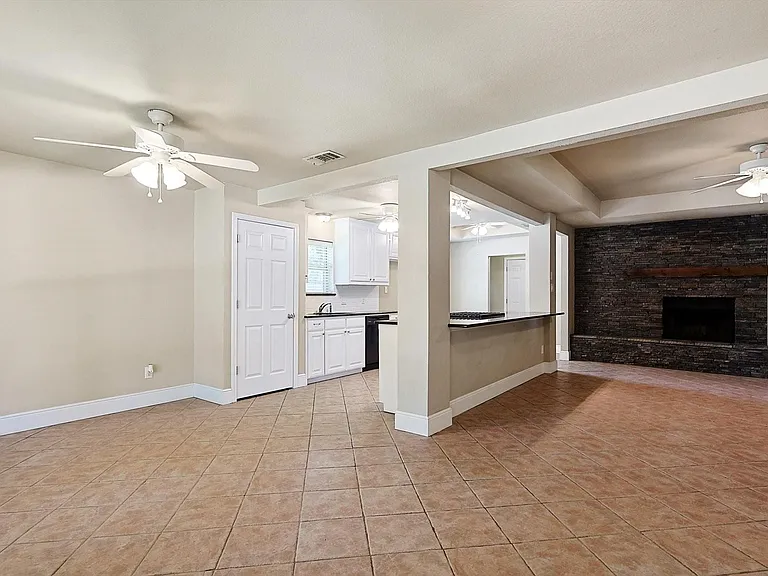 218 Raintree Dr — Photo 4