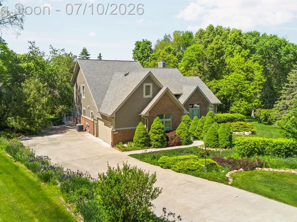 1137 S Tennyson Dr, Milford, MI 48381