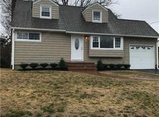 228 28th St, Lindenhurst, NY 11757