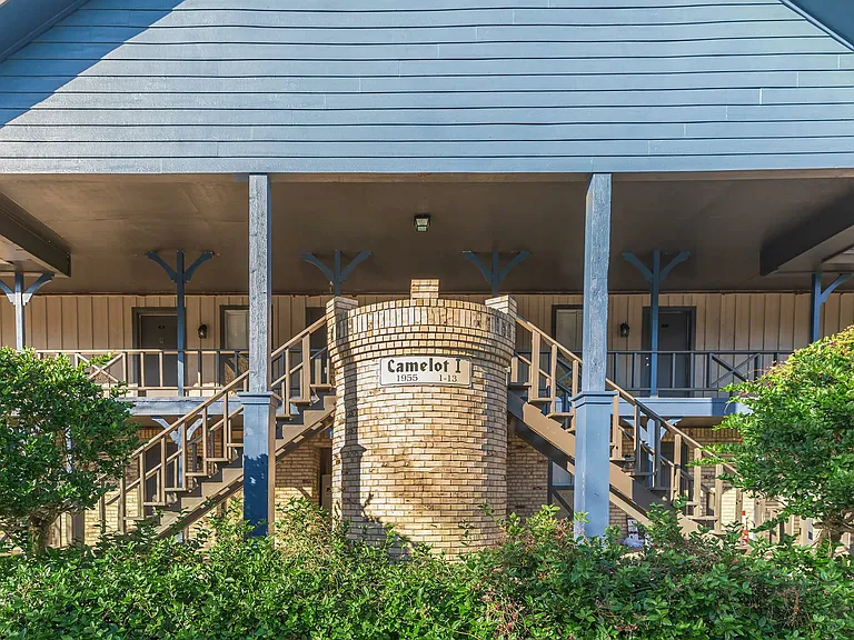 Camelot Apartments — Photo 16