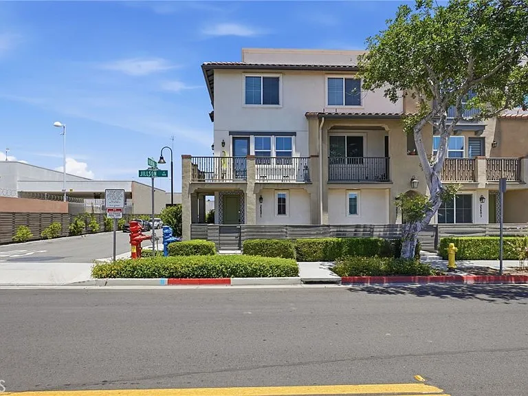 2560 Valentina Way — Photo 7