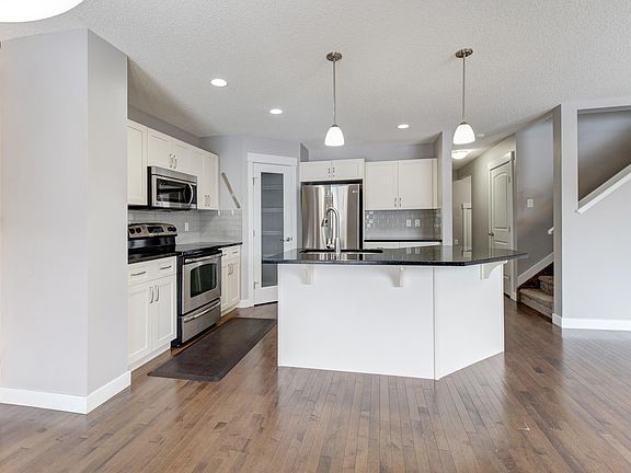 3rd image of 475 Reed Cres