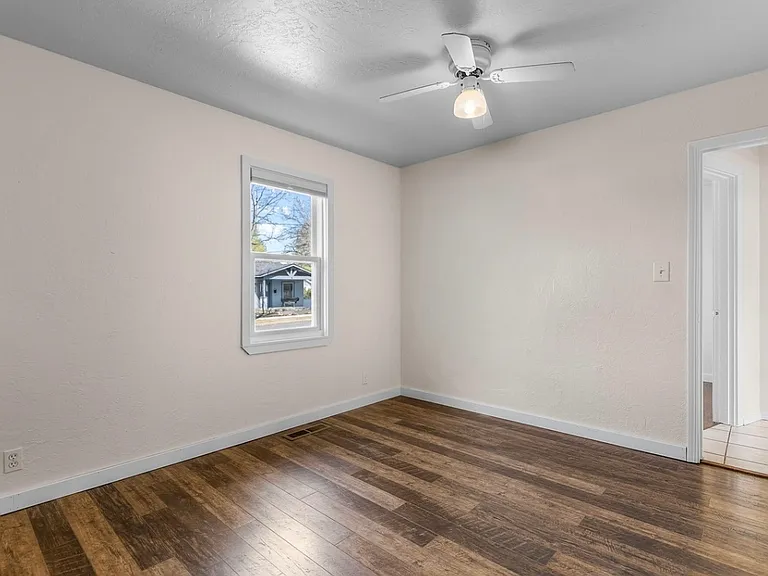 640 NW Delaware Ave — Photo 10