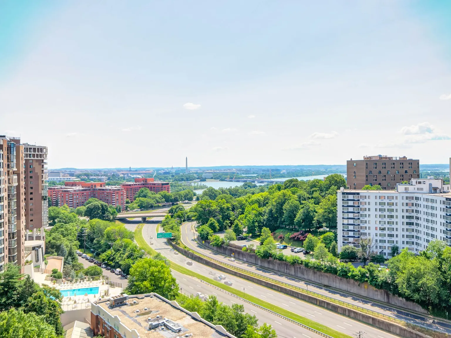 Parc Rosslyn Apartments — Photo 4