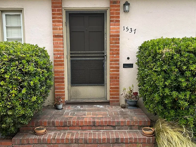 1537 Pearl Street — Photo 2