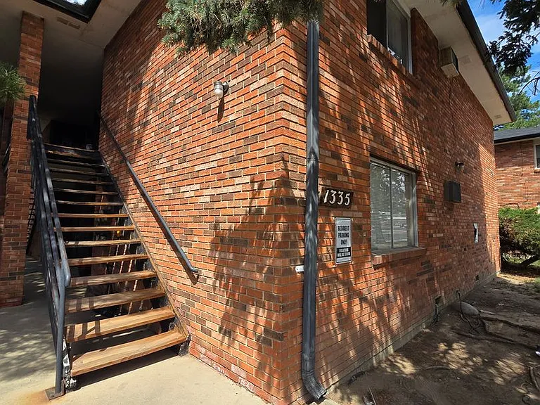 1335 Vivian — Photo 2
