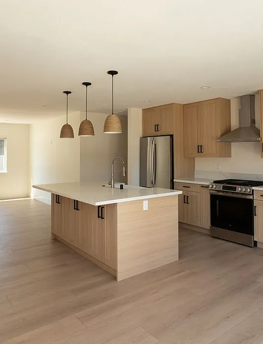 3 bed, 2.0 bath, 1300 sqft, $4,750 — Photo 2