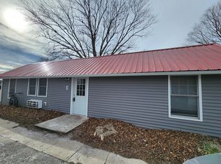 609 1st St W APT E, Independence, IA 50644