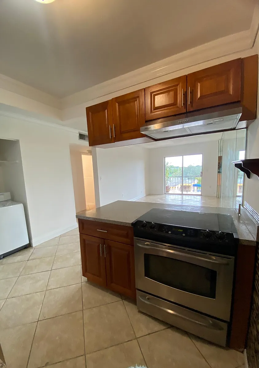 Building Photo - 3181 SW 13th St #409