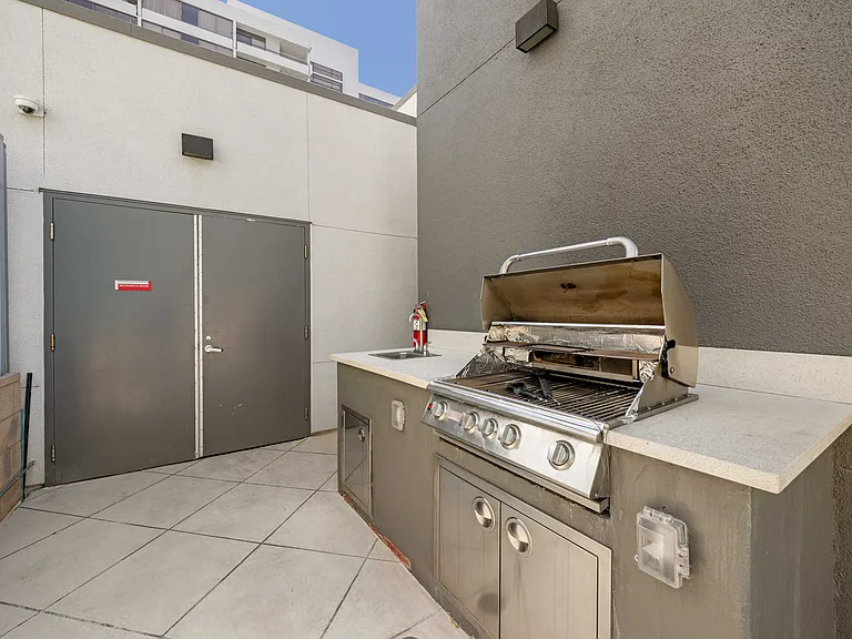 645 W 9th St #303 — Photo 28