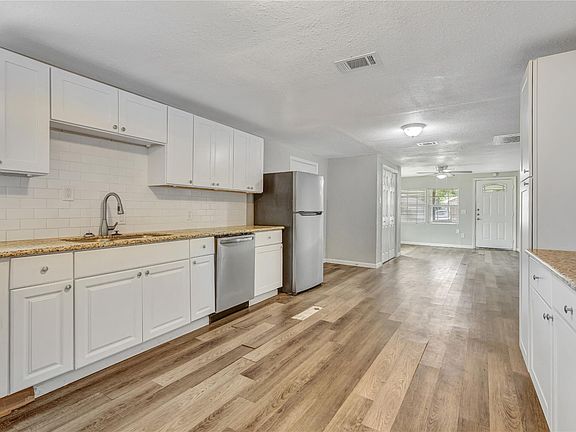 3rd image of 4726 Carmen St