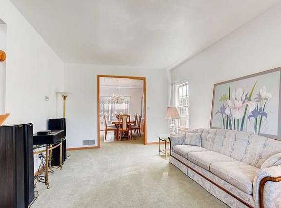 5th image of 604 Cambridge Ln
