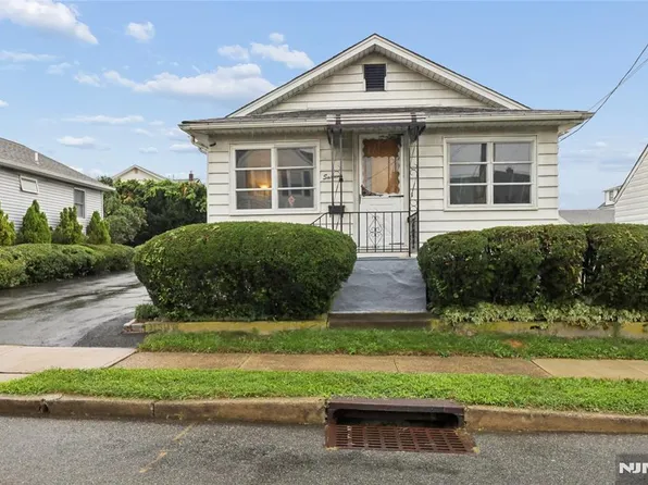 16 Lee St, Elmwood Park, NJ 07407