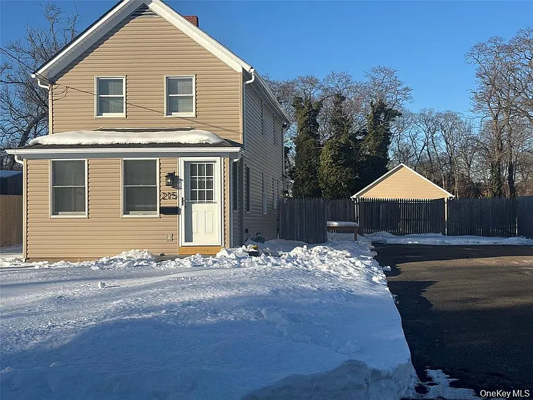 215 E Lakewood St — Photo 1