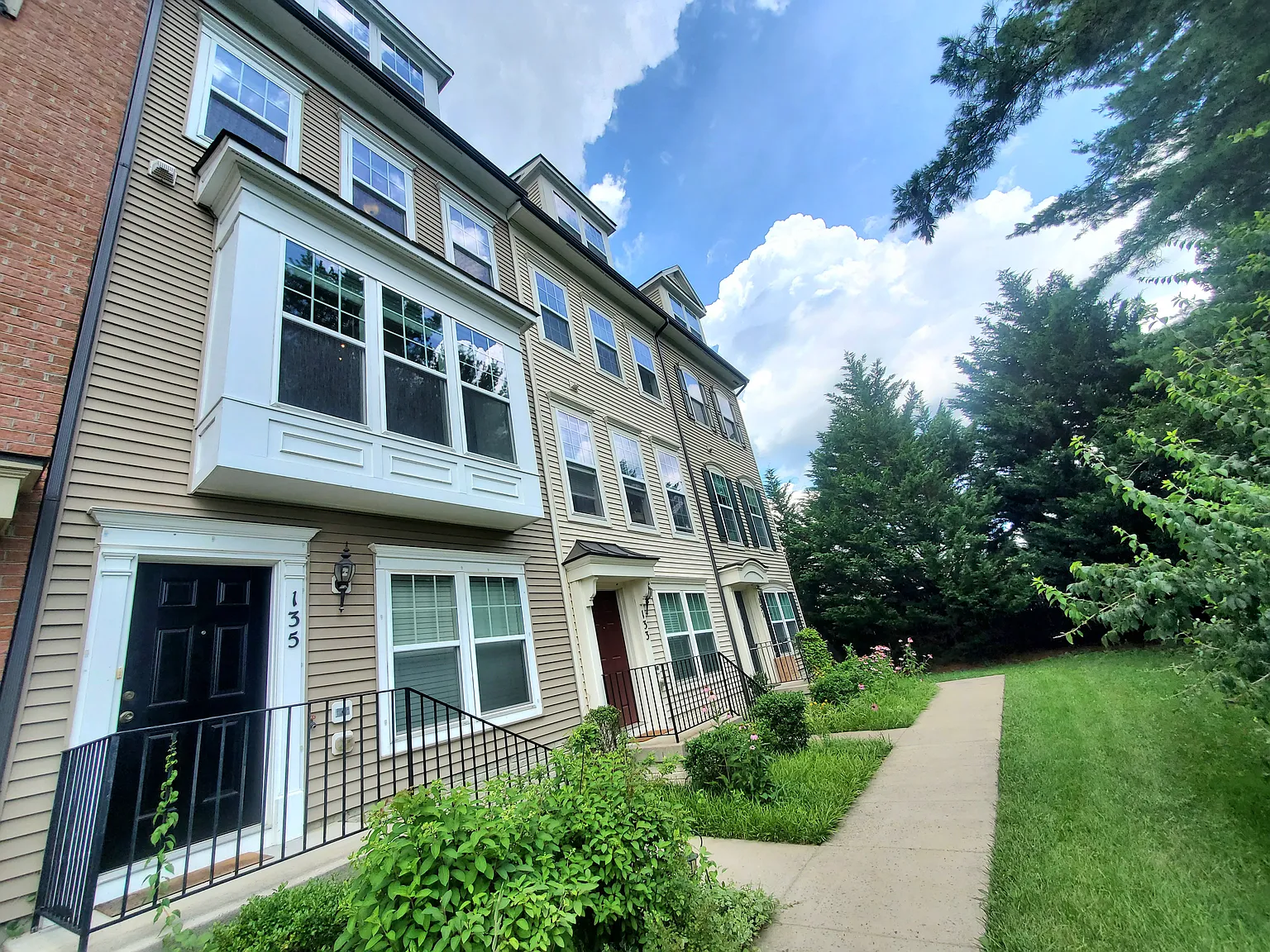 3 bed, 1901 sqft, $2,700 — Photo 2