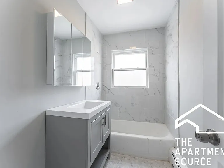1321 W Sherwin Ave #1B — Photo 6