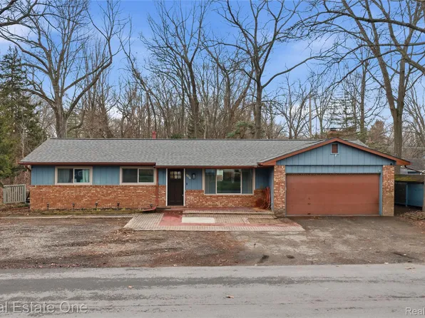 2276 Lakewood Way, Pinckney, MI 48169